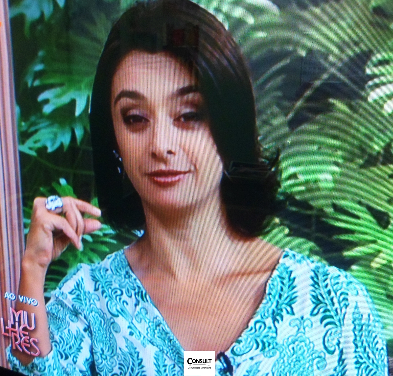 A apresentadora do programa “Mulheres” pela TV Gazeta, Cátia Fonseca, usou acessórios The Madam em um de seus programas. - sam_5228